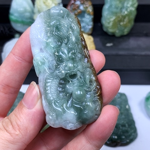 翡翠未镶嵌颈饰判*.缅甸翡翠手工三彩龙牌