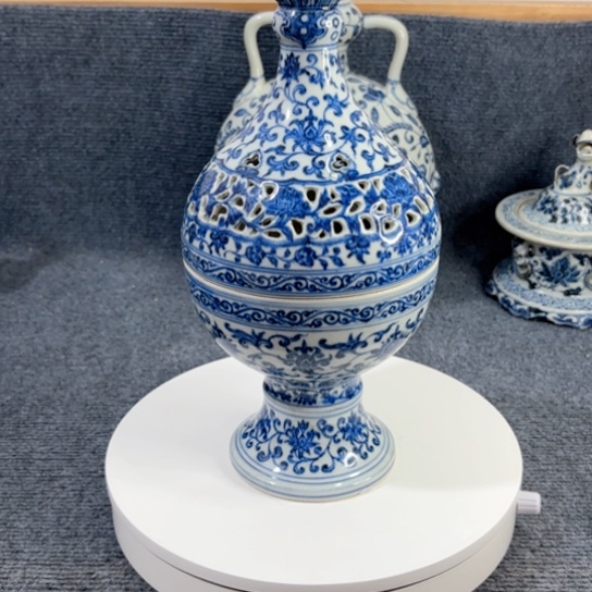 遊***山一个青花缠枝花卉炉子