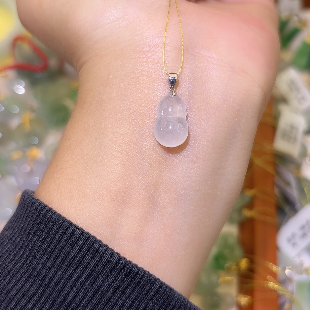 翡翠18K金镶嵌颈饰葫芦