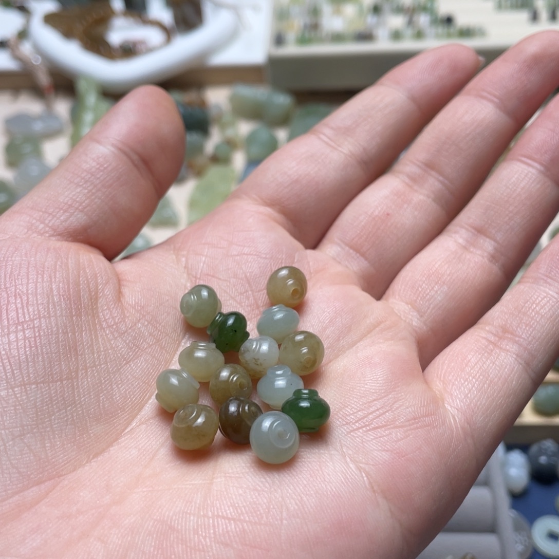 艾***儿和田玉未镶嵌颈饰14颗