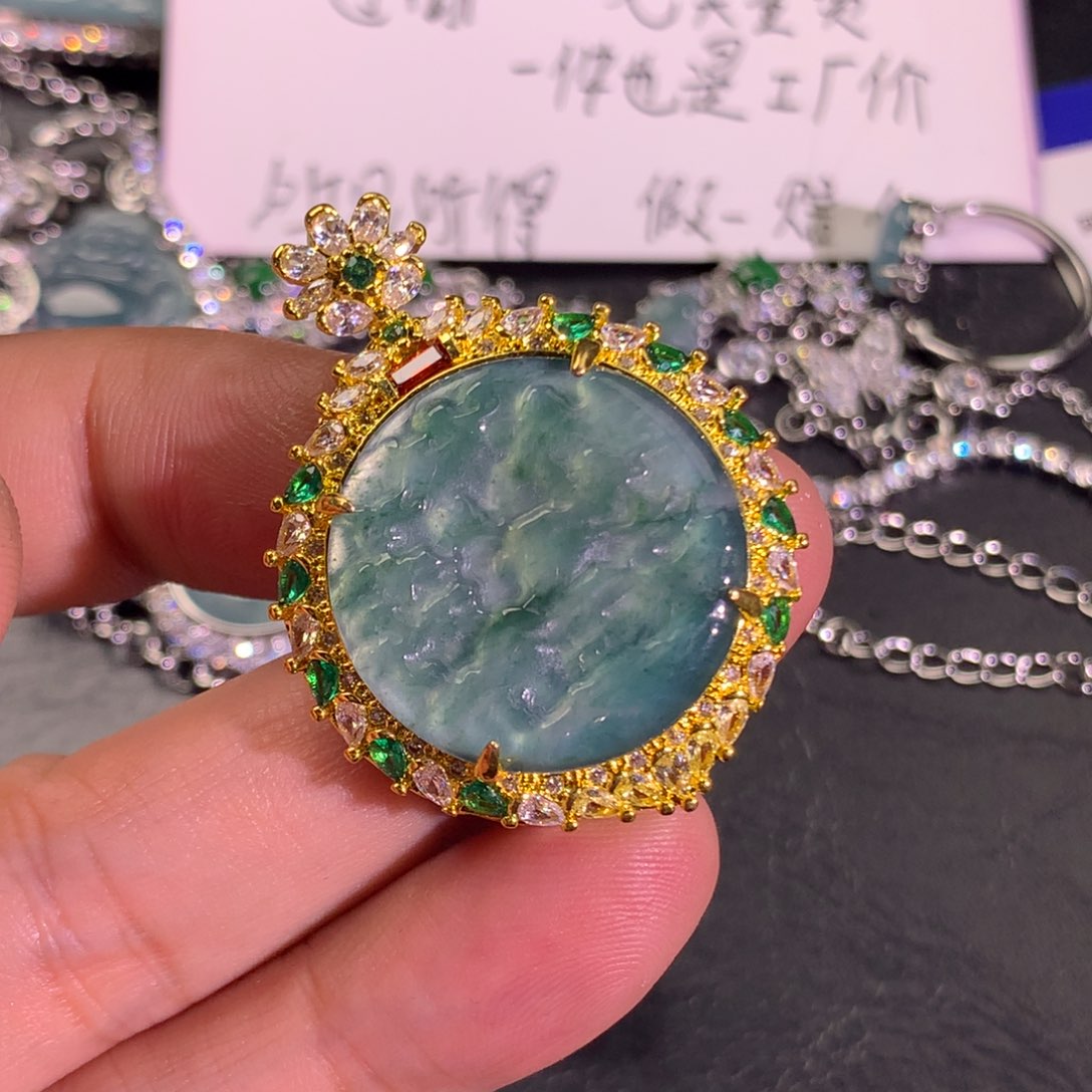 翡翠未镶嵌颈饰山水