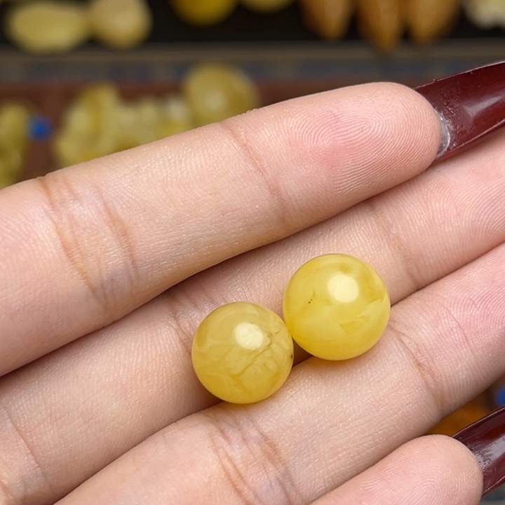 小***哥蜜蜡未镶嵌珠宝奇石鸡油黄满蜡妖花圆珠微瑕