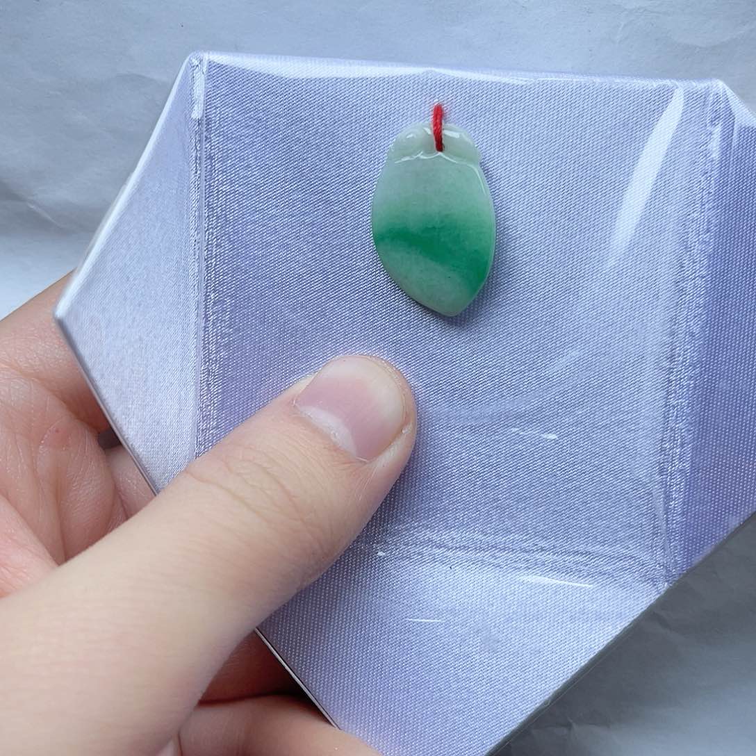 翡翠颈饰未镶嵌挂件。k k