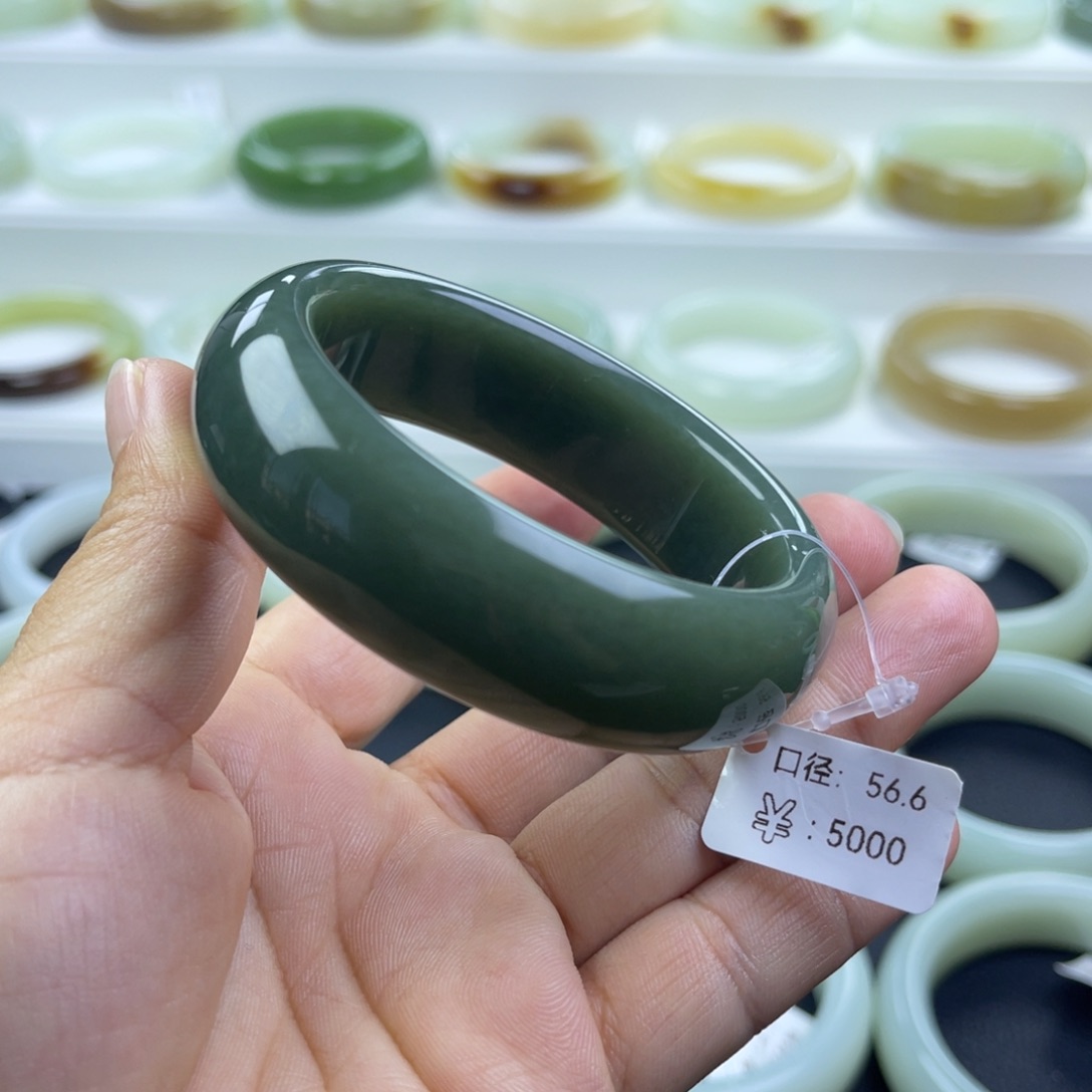 和田玉未镶嵌手镯