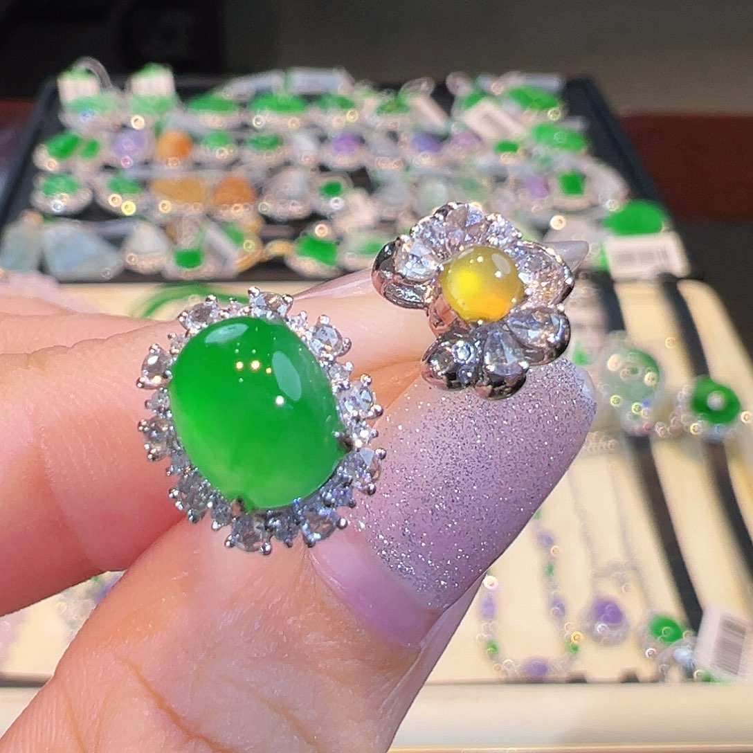 翡翠戒指18K金镶嵌翡翠