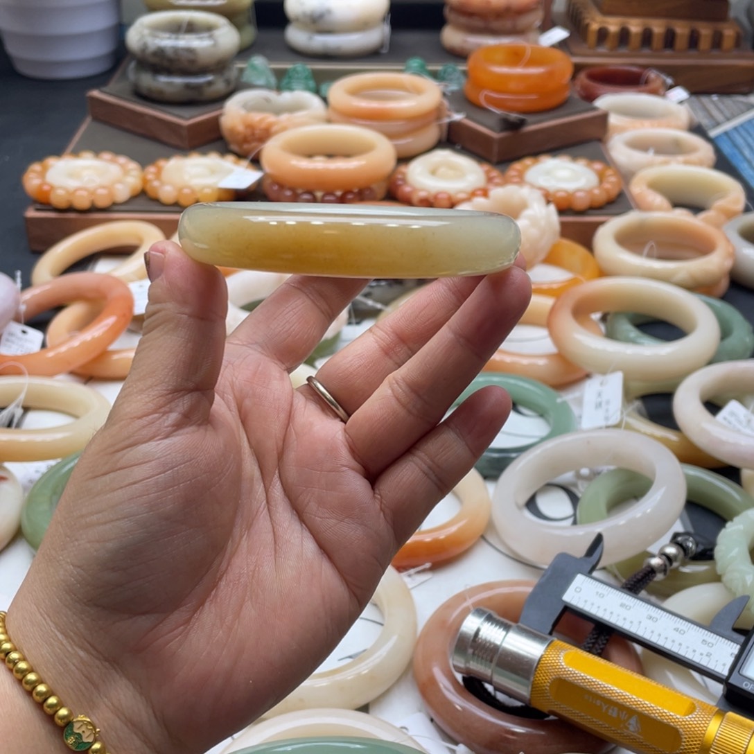 川***石英岩玉未镶嵌手镯