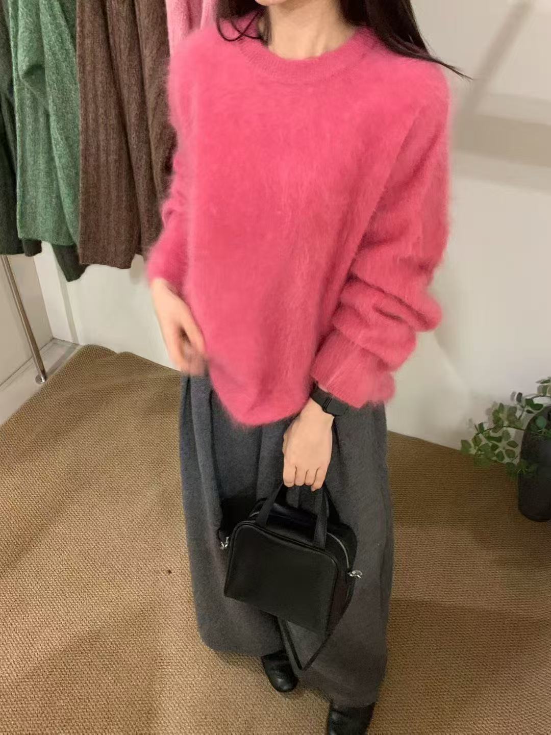 8026【臻炫女装时尚】拾光蜜语社~冬季新款高级感圆领拉绒工艺上衣