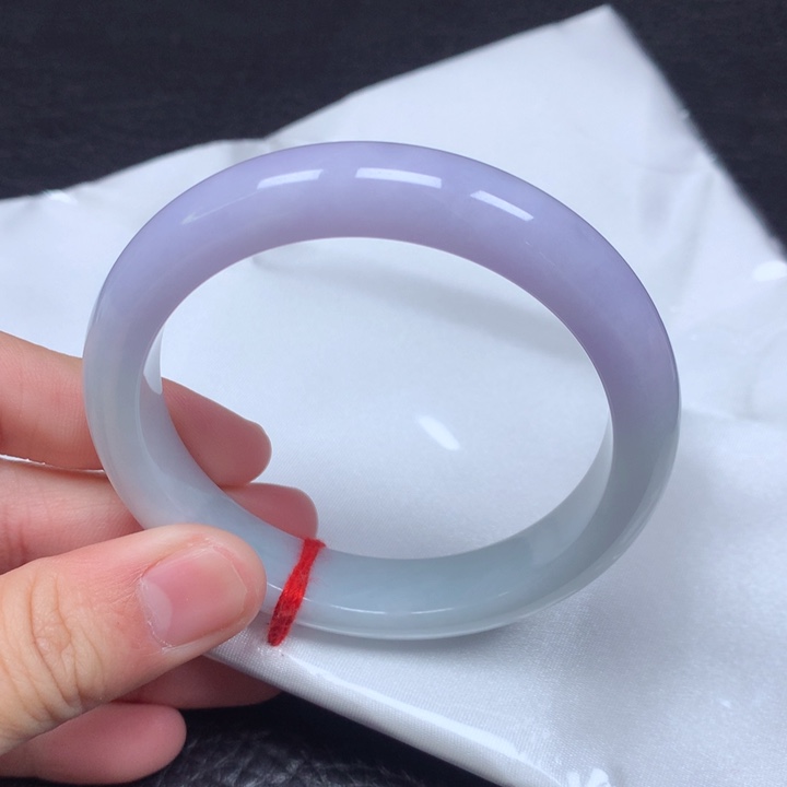 翡翠手镯未镶嵌。