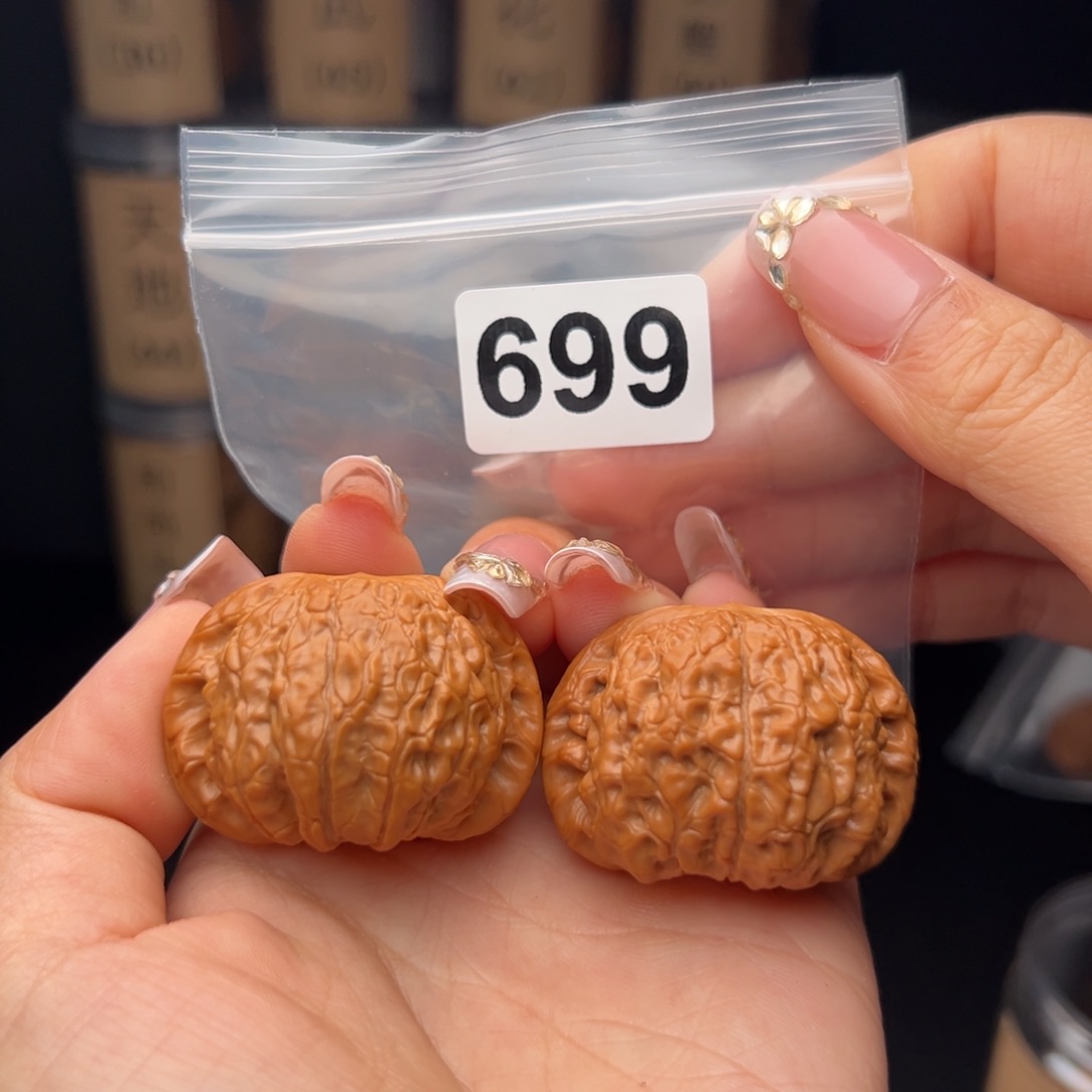 兴***行文玩核桃吊坠血麒麟