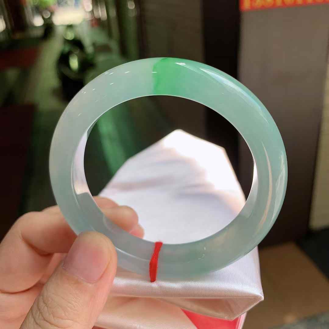 缅甸天然翡翠A货上涨冰种阳绿正装宽版55圈口白底青正品直播飘绿