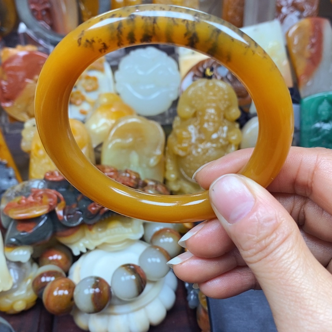 石英质玉（黄龙玉）颈饰未镶嵌