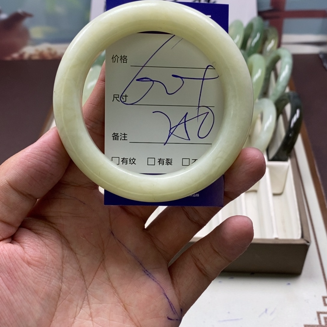 蛇纹石玉手镯未镶嵌