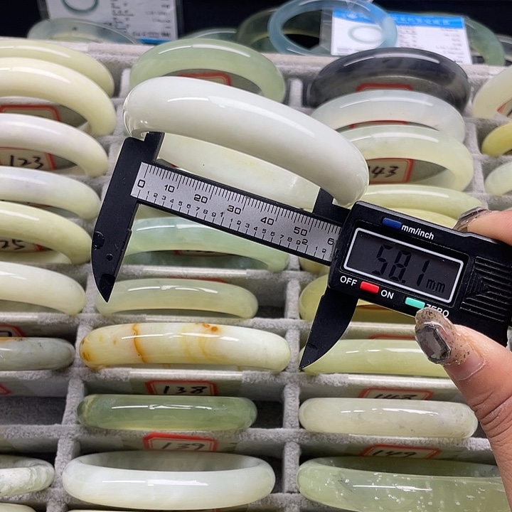 蛇纹石玉未镶嵌手镯128