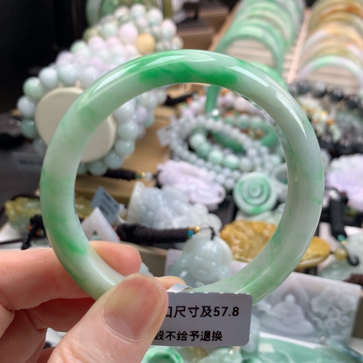 翡翠手镯未镶嵌吊坠