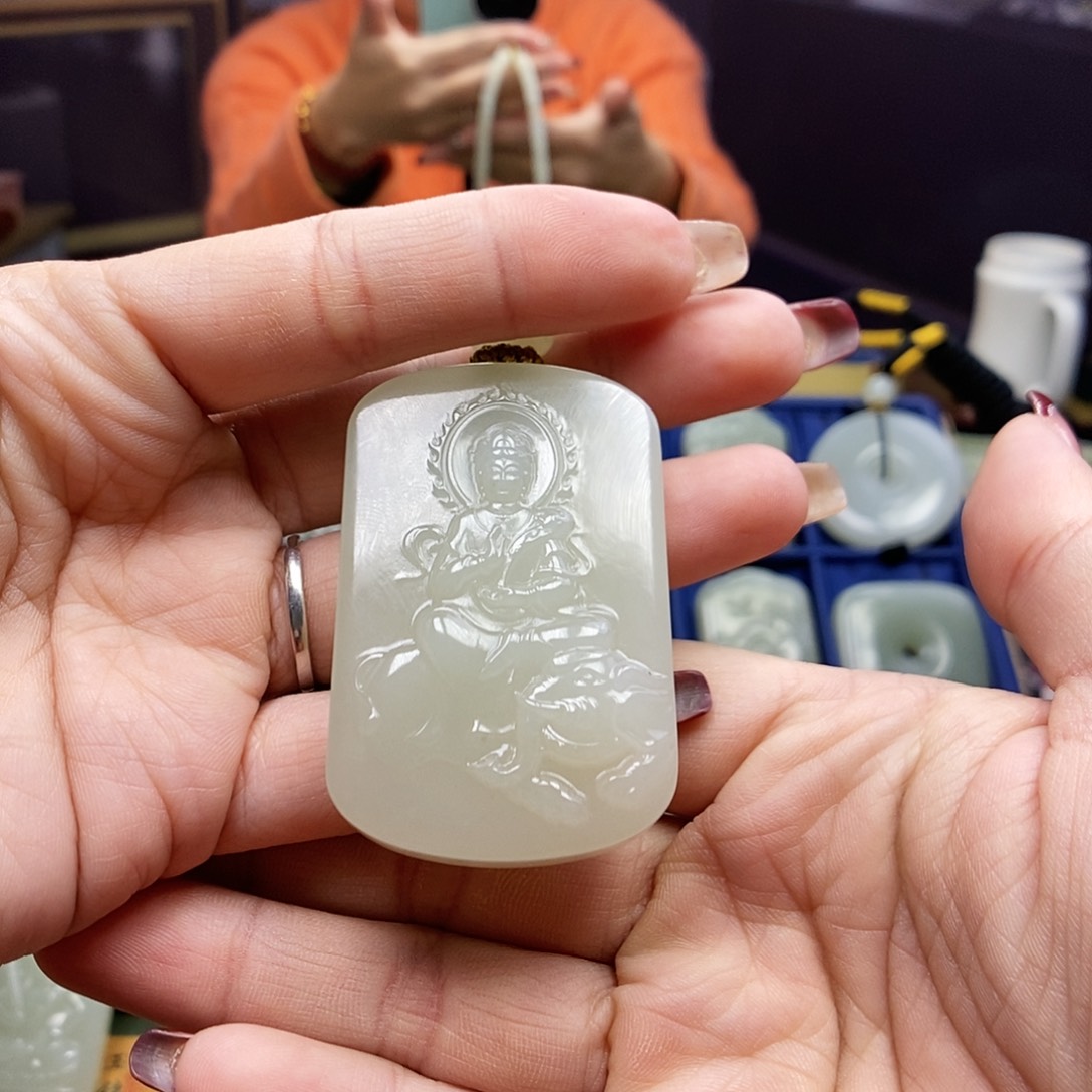 和田玉颈饰未镶嵌多**爸