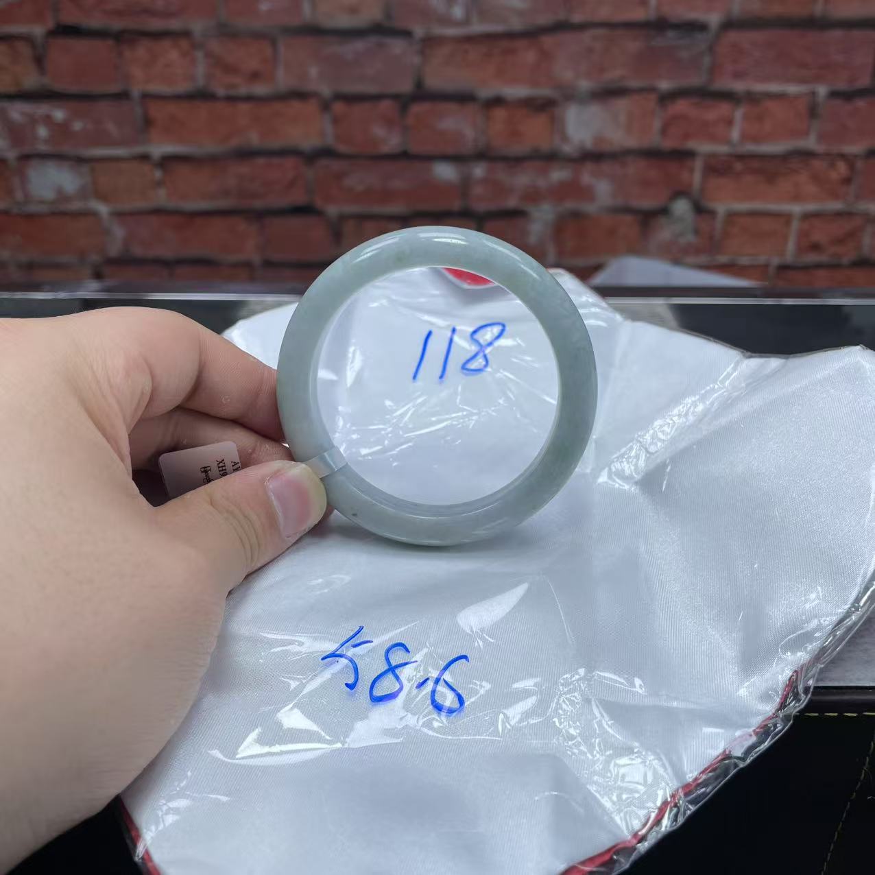 毛货手镯需精细抛光/118