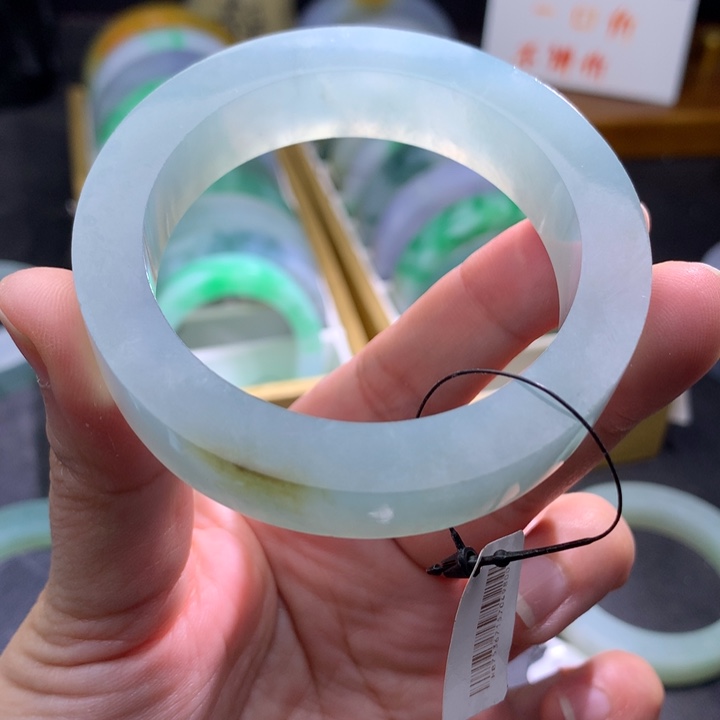 定制翡翠未镶嵌翡翠手镯