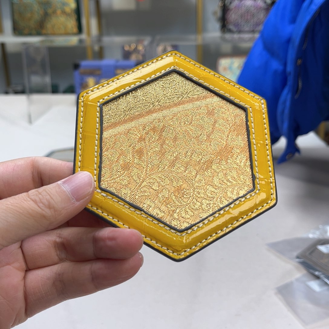 织绣J***①高定风雨中的花朵，倔强又美丽。