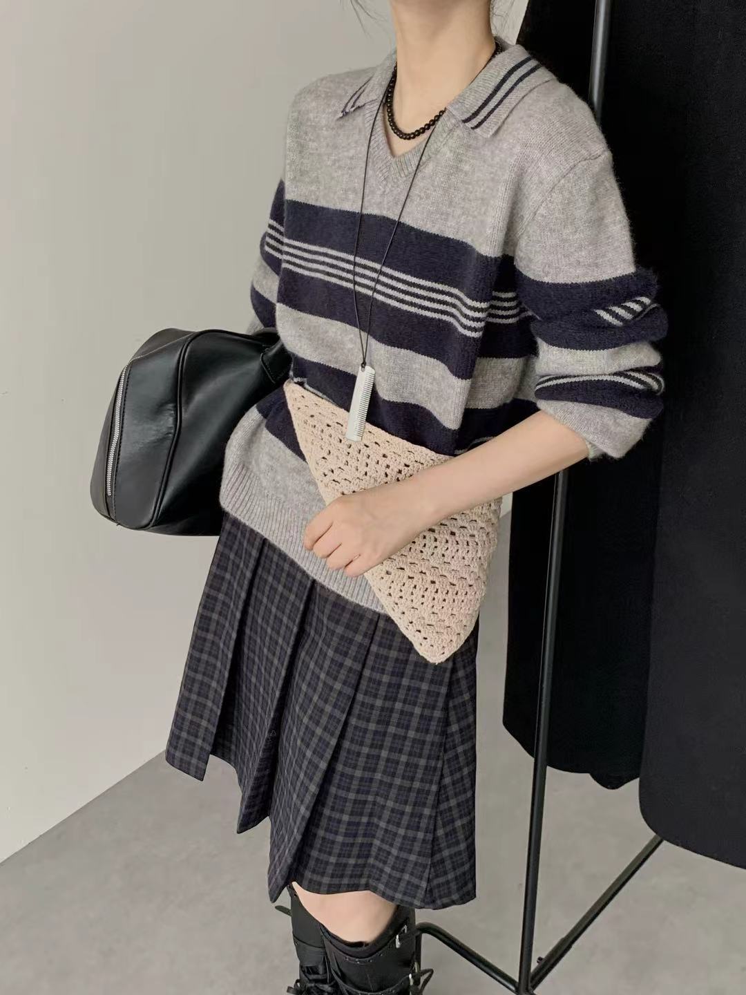 温柔瑶-尺奈冬季福利-韩系V领撞色条纹毛衣-8007