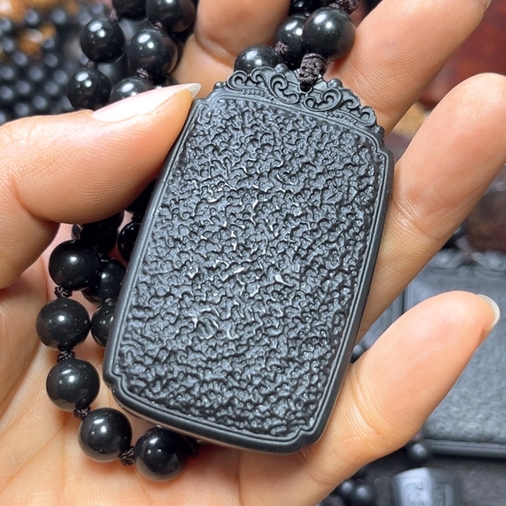 煜***道石英石一个黑珍珠的如意