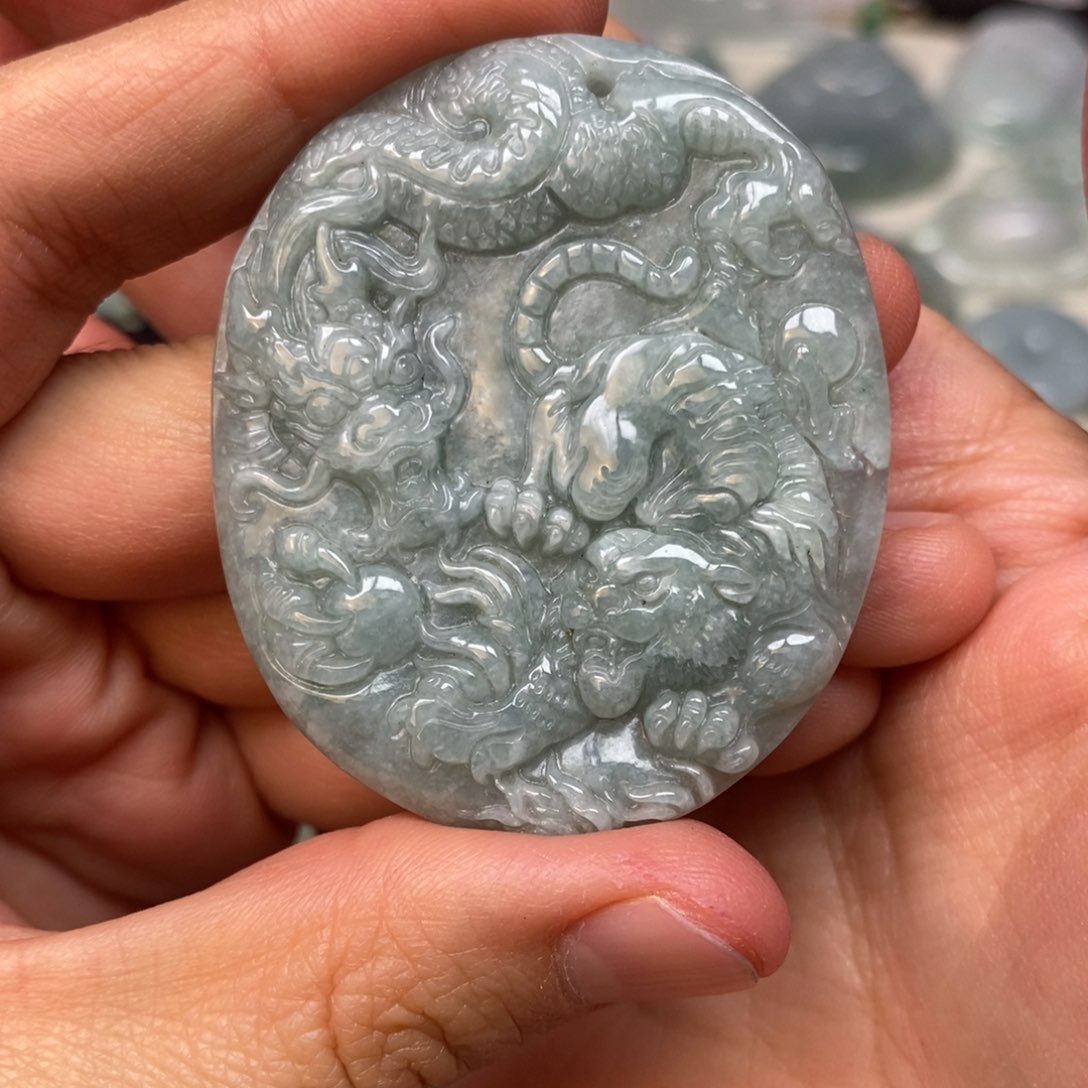 翡翠颈饰未镶嵌龙虎