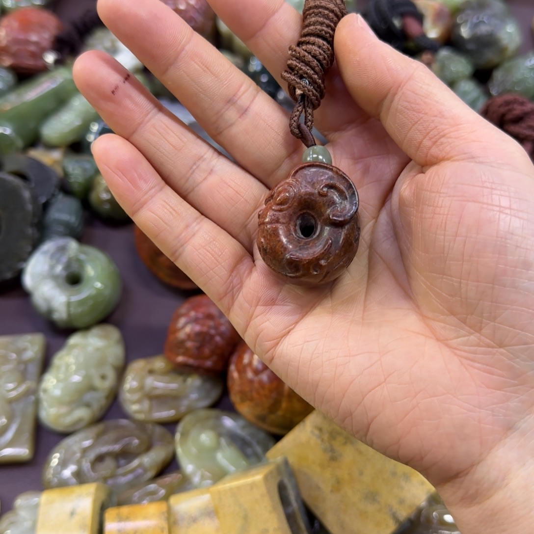 吃***猫岫岩河磨玉（透闪石质玉）未镶嵌挂件