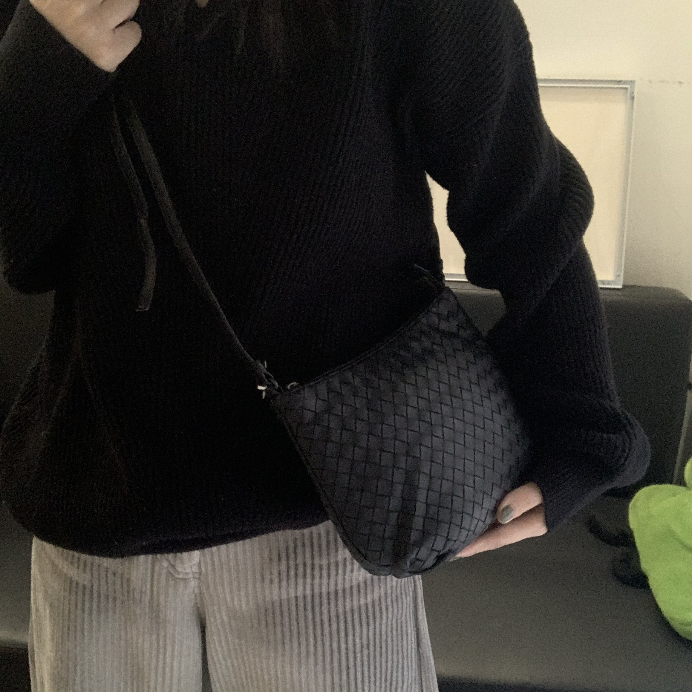 95新 BOTTEGA VENETA/葆蝶家 7 黑色全编织月牙斜挎包