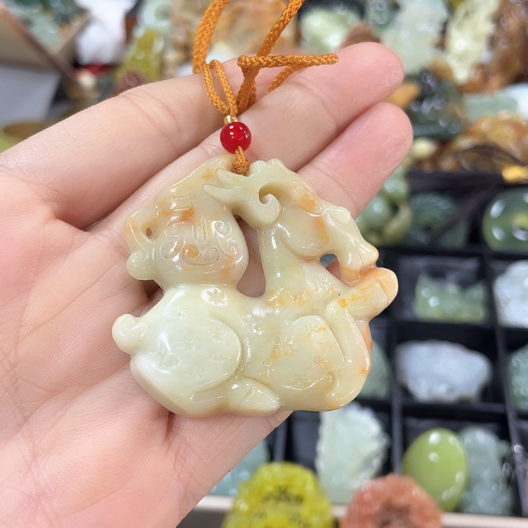 蛇纹石玉颈饰合金