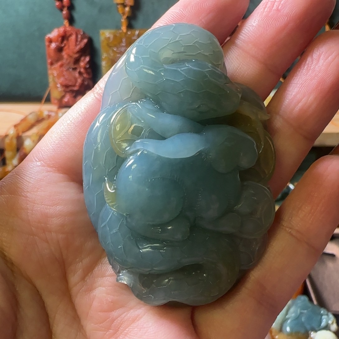蛇纹石玉颈饰合金