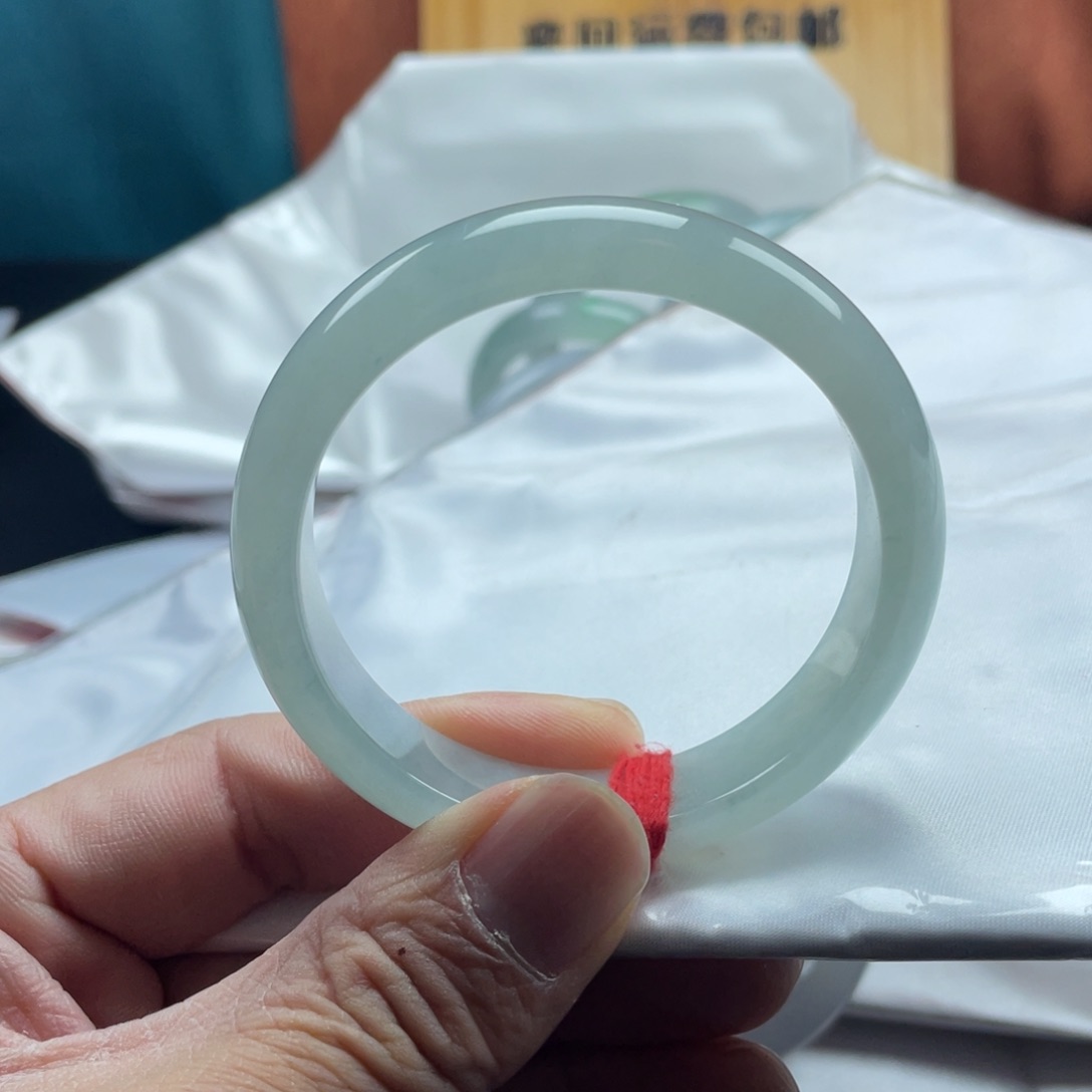 翡翠手镯未镶嵌56.3糯冰蓝晴起胶