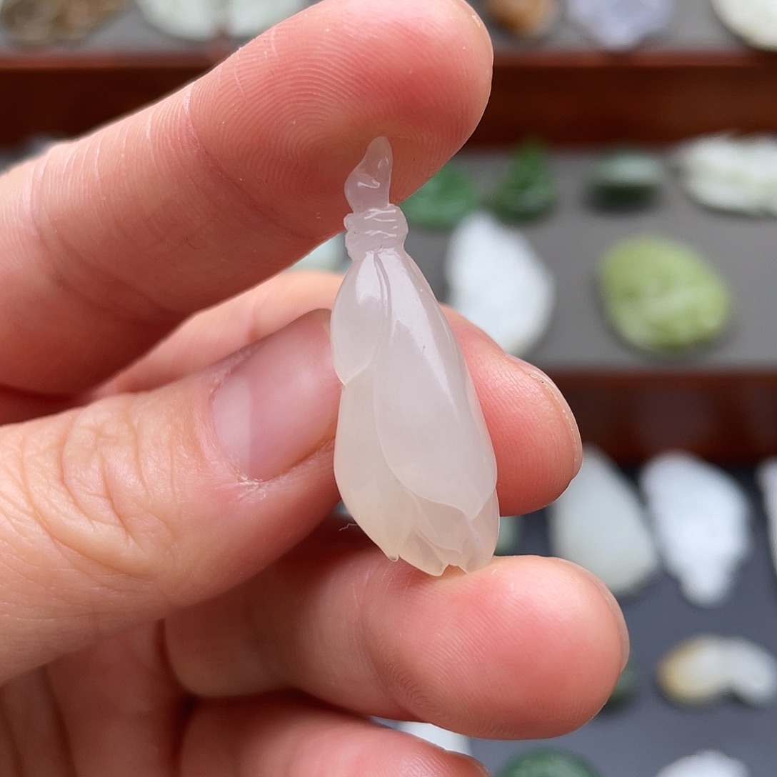 和田玉未镶嵌颈饰冰粉玉兰花吊坠