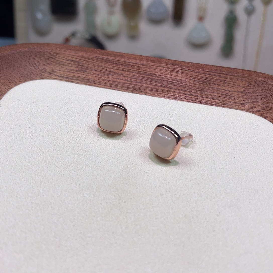 和田玉未镶嵌颈饰方糖耳钉