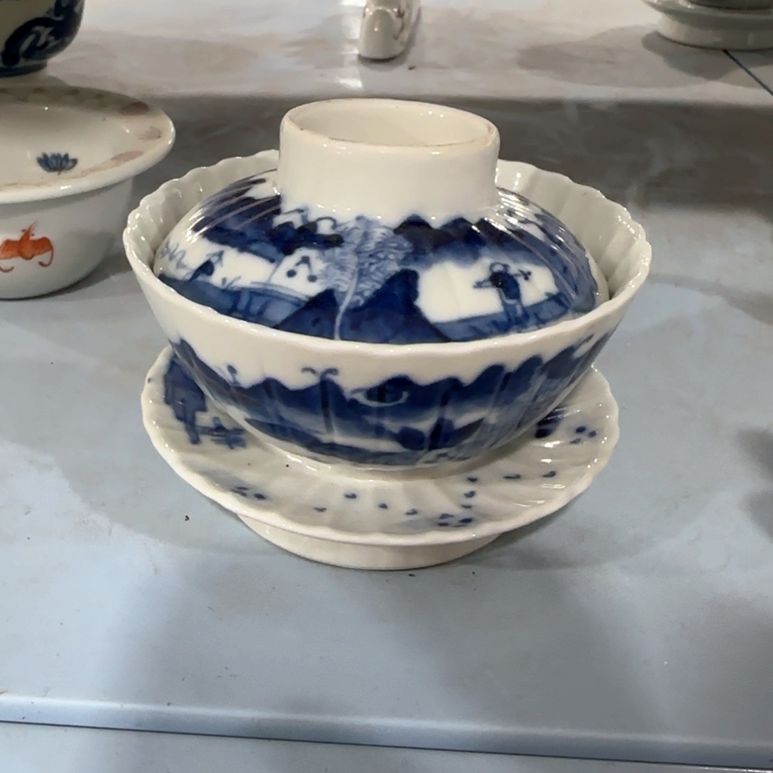 瓷片瓷器上还有一些花纹较小而且