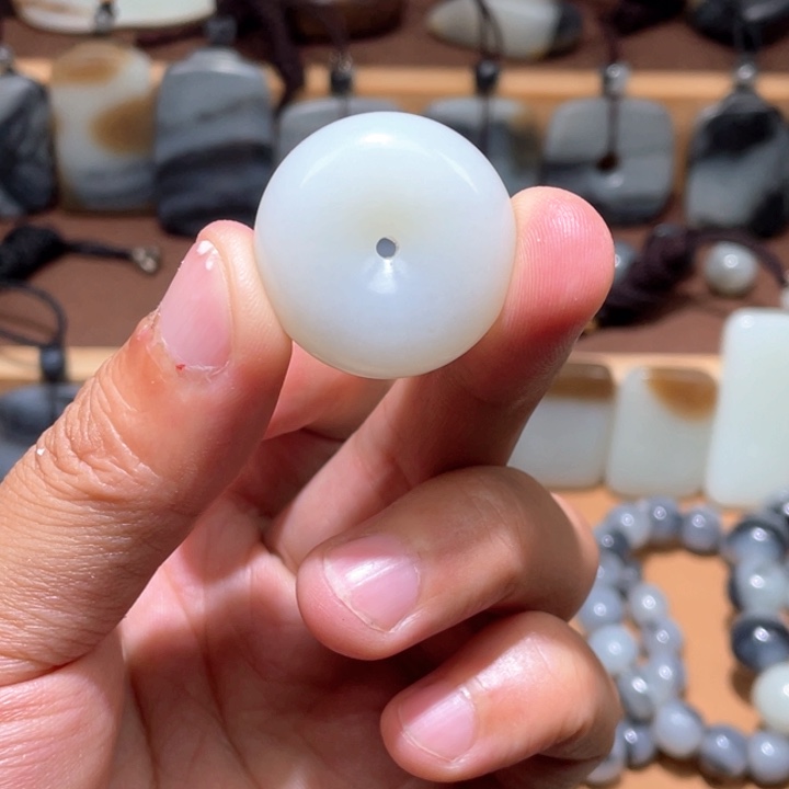 杜****和田玉未镶嵌颈饰平安扣