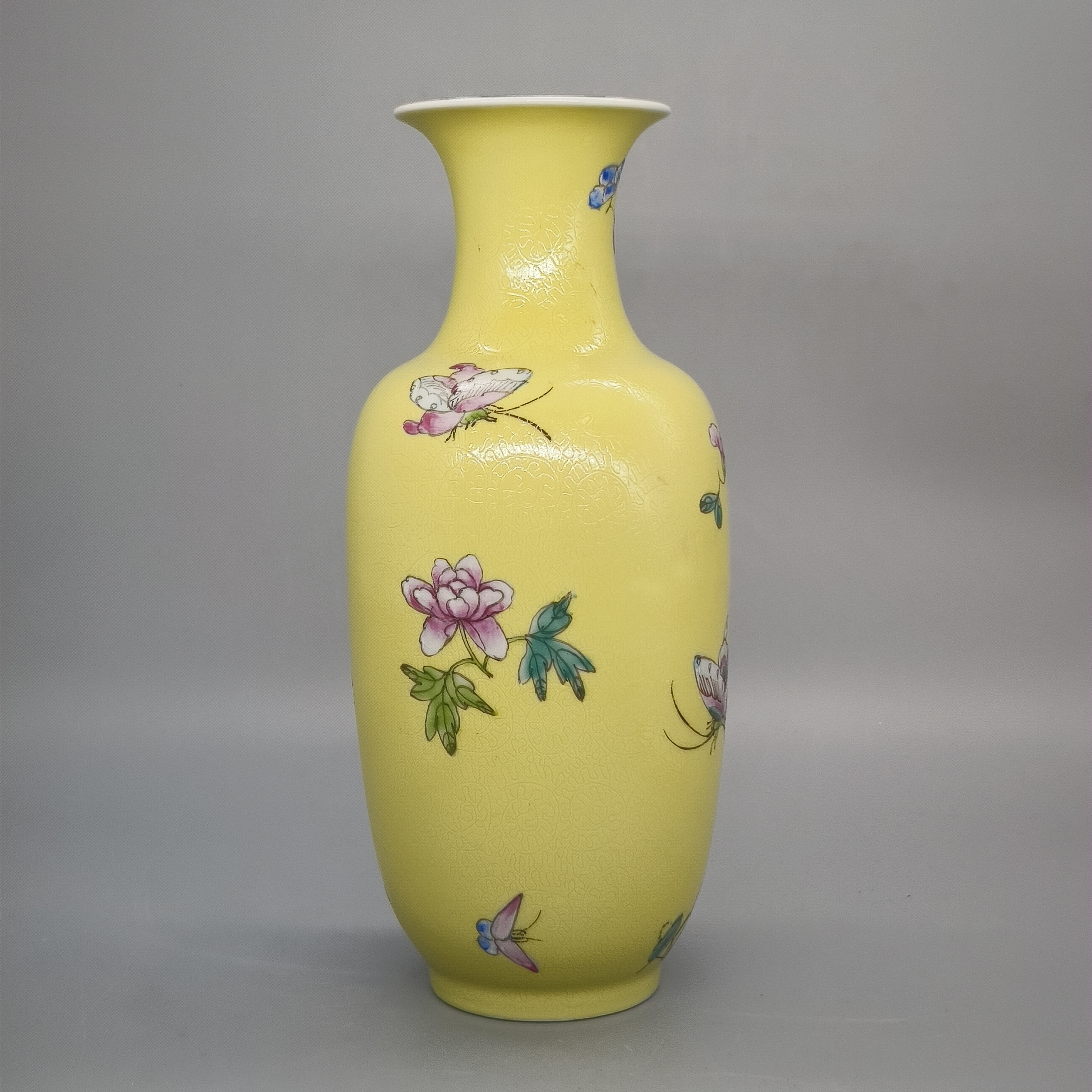 62501079*民国黄地轧道粉彩花卉纹瓶/瓷器六/江苏省文物总店