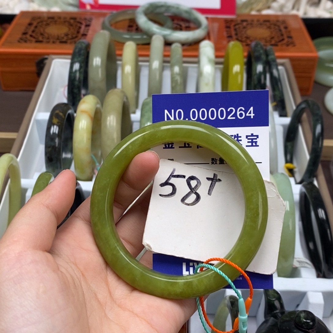 和田玉未镶嵌手镯