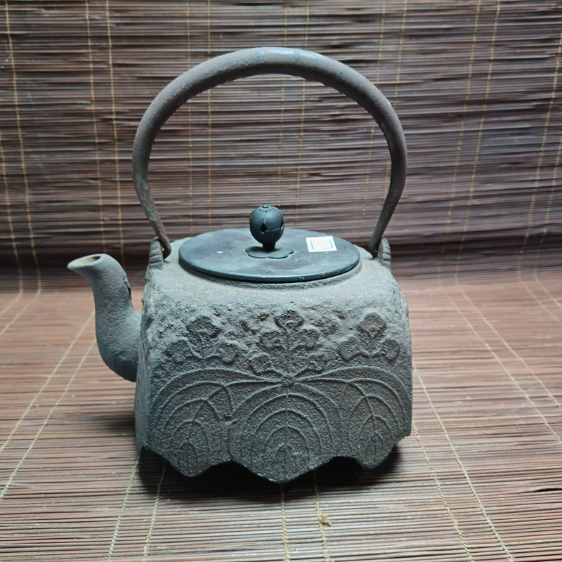 D113铁壶铜盖花裙边饰纹煮水四方壶壶嘴有缺肉