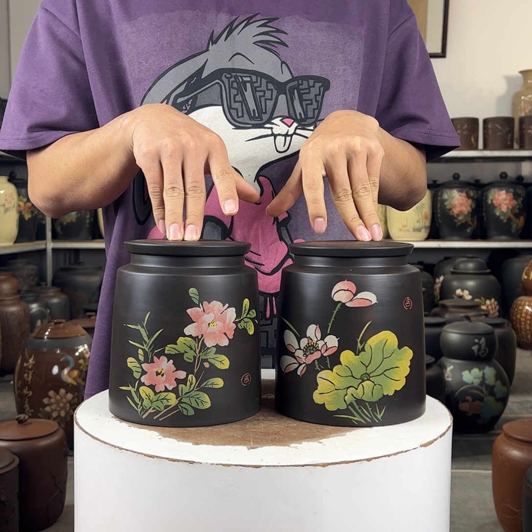 一对357克醒茶罐阴刻阳填