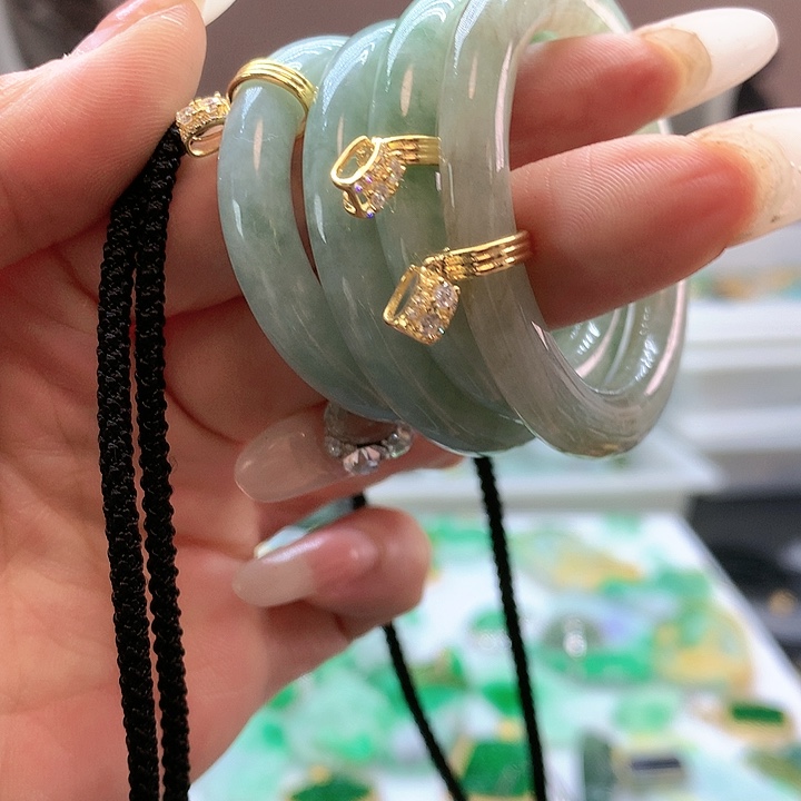 翡翠未镶嵌颈饰多样发其一