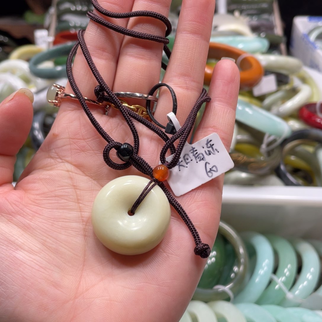 蛇纹石玉颈饰未镶嵌