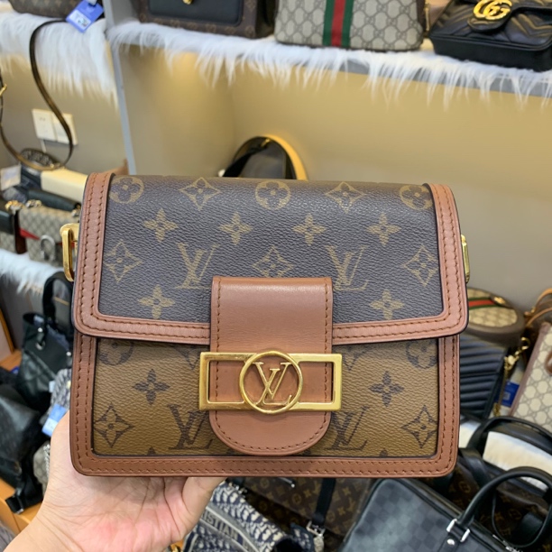 95新 LouisVuitton/路易威登 达芙妮小号单肩腋下斜挎包新款铜牌