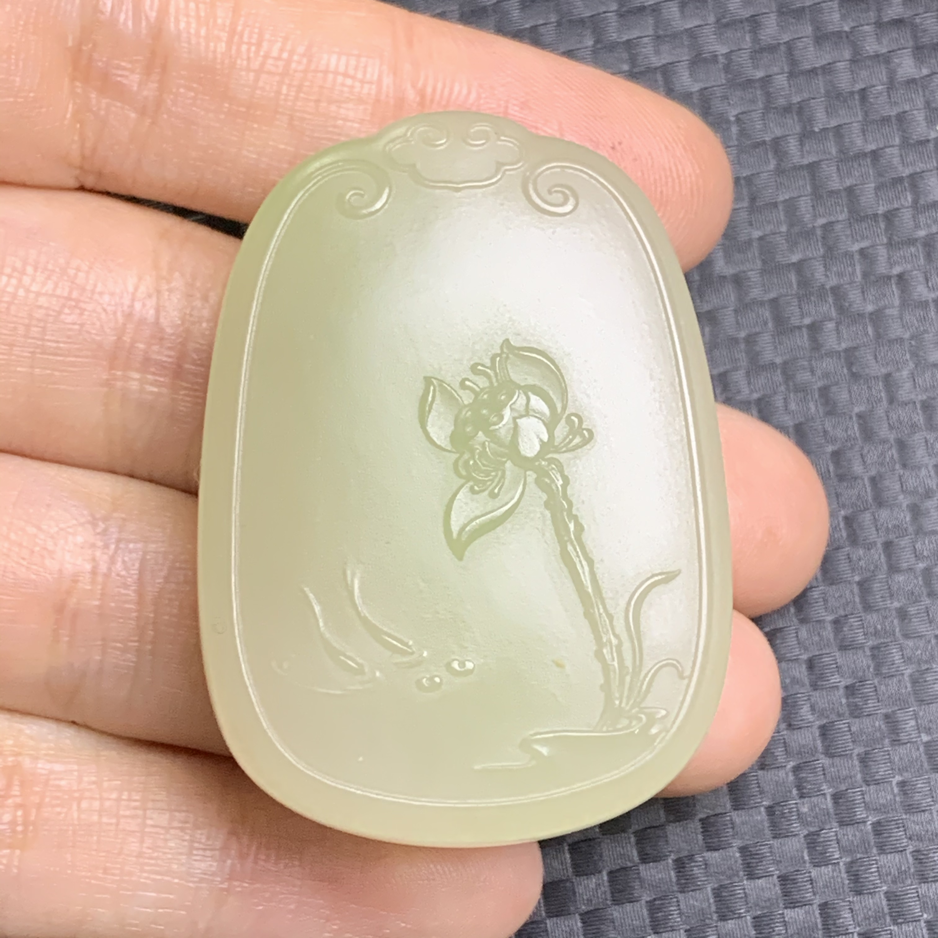 和田玉翠青荷花鱼牌子