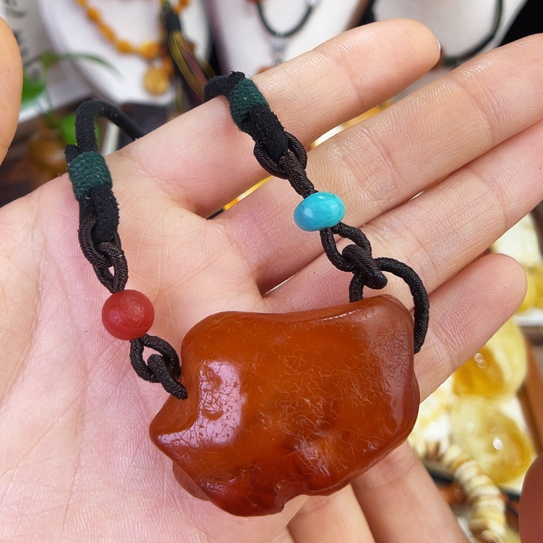 琥珀珠宝奇石未镶嵌。