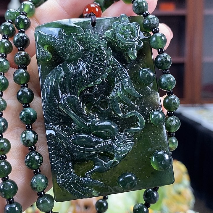 蛇纹石玉未镶嵌颈饰
