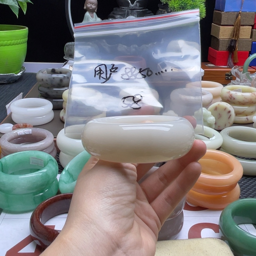 用***9石英岩玉未镶嵌手镯