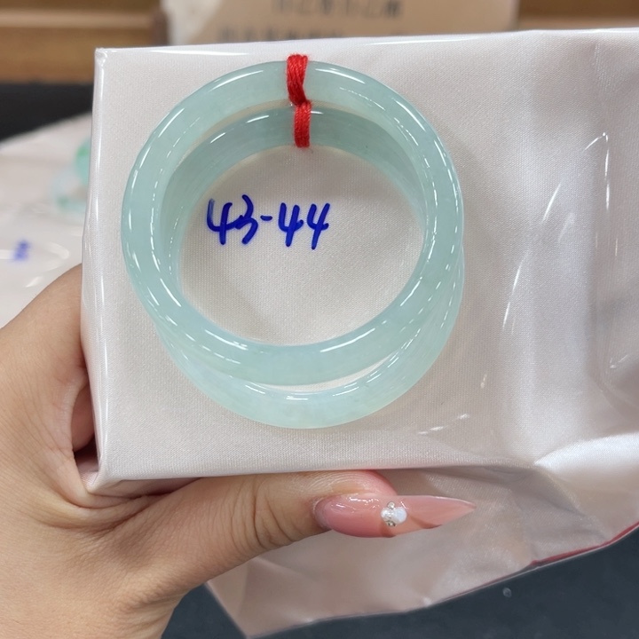 翡翠手镯未镶嵌翡翠