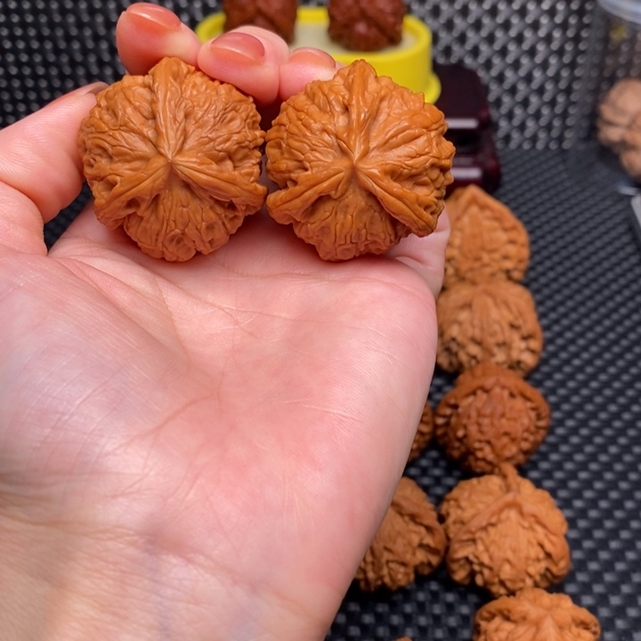 文玩核桃吊坠龙胆奔