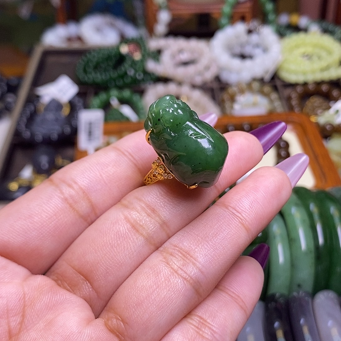 和田玉未镶嵌颈饰碧玉满色满绿银镶貔貅戒指