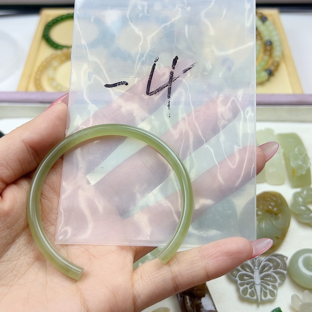 颈饰未镶嵌和田玉与**说