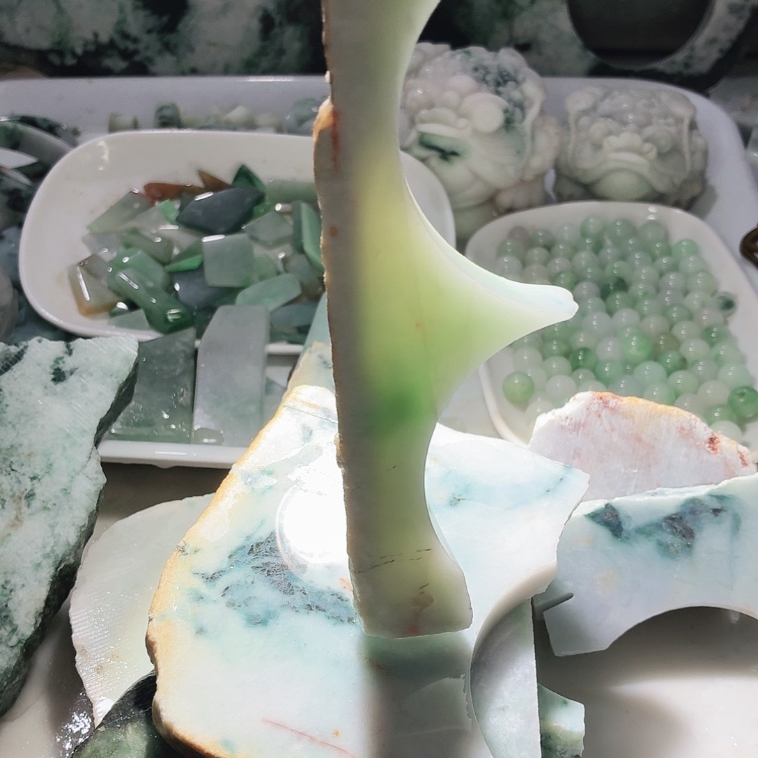 翡翠未镶嵌颈饰边角料